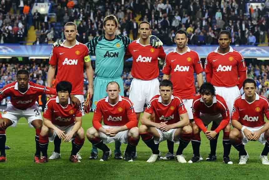 A temporada 2010/2011 apresentou como campeão o Manchester United. O caneco veio na penúltima rodada com o empate por 1 a 1 com o Blackburn