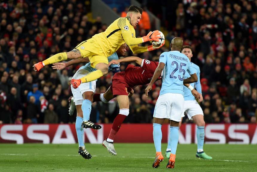 Ederson (Manchester City) - O goleiro brasileiro não teve culpa em nenhum dos gols que levou. Com um meio campo fragilizado, o City sofreu pressão e domínio do Liverpool. Com isso, os Reds criaram muitas chances de gol
