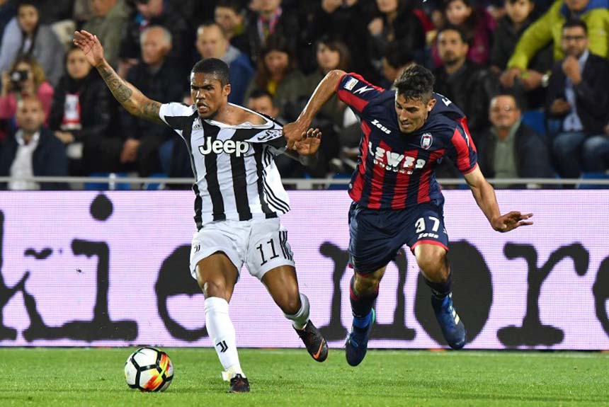 Douglas Costa (Juventus) - O jogador da Seleção Brasileira também foi titular da Juventus contra o Crotone, mas teve atuação discreta e não pode evitar o empate do time no Italiano.