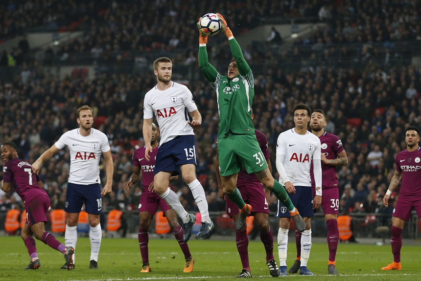Ederson (Manchester City) - O goleiro passou em branco e continua como um dos goleiros mais regulares da Premier League. Ederson é o segundo goleiro com mais partidas sem tomar gol, foram 15 partidas no total, ficando atrás, apenas, de David de Gea (Manch