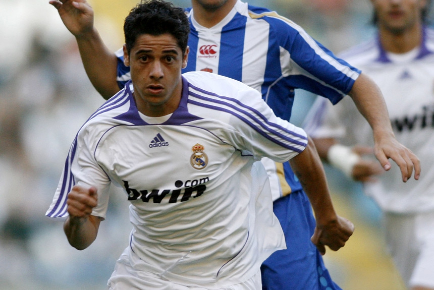 O lateral Cicinho ficou de 2005 a 2007 no Real Madrid
