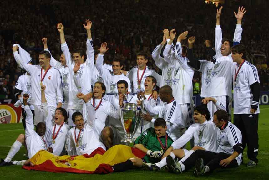 Com gols de Raúl e Zidane, o Real Madrid superou o Bayer Leverkusen por 2 a 1 na final de 2002