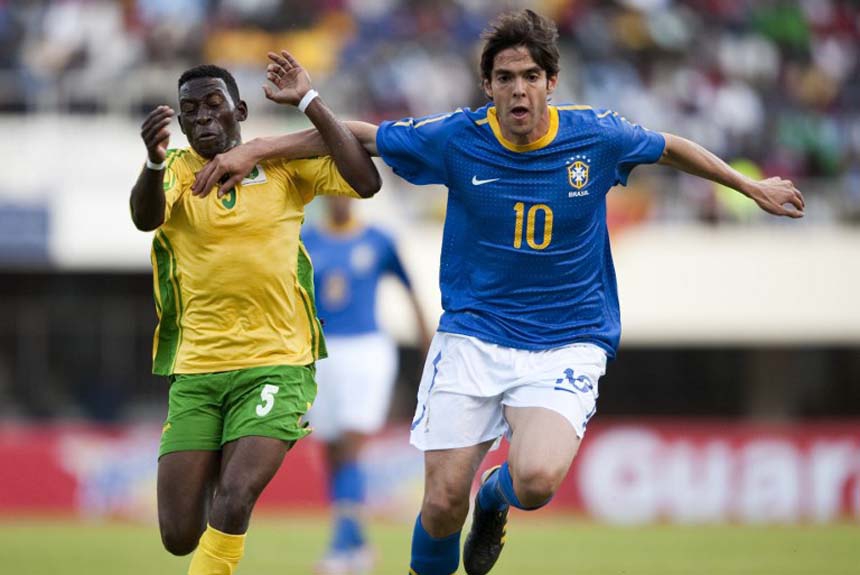 Antes da Copa de 2010 o Brasil optou por duelar contra rivais sem expressão. Michel Bastos, Robinho e Elano marcaram os gols do 3 a 0 sobre Zimbábue no dia 2 de junho.
