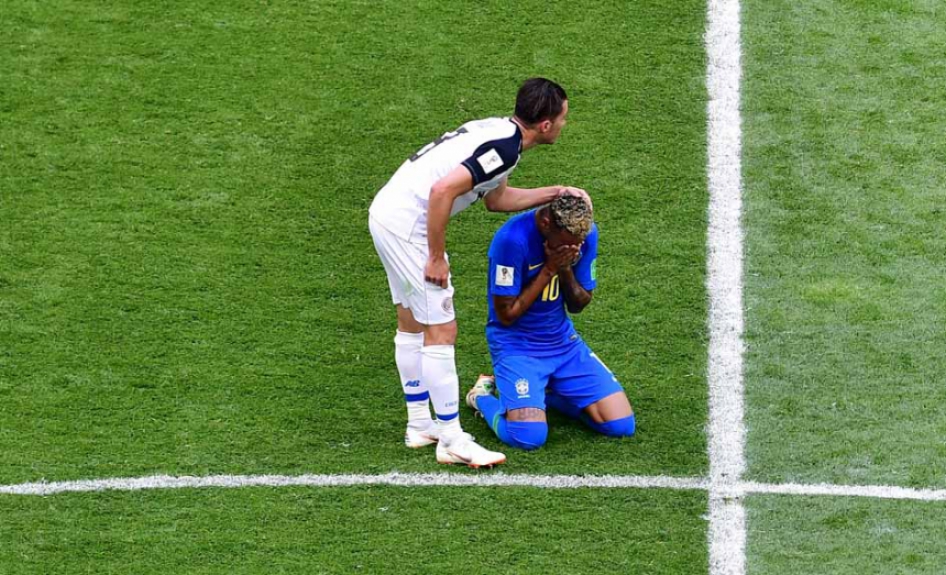 Neymar foi um dos personagens da partida. Olha ele convivendo com a pressão
