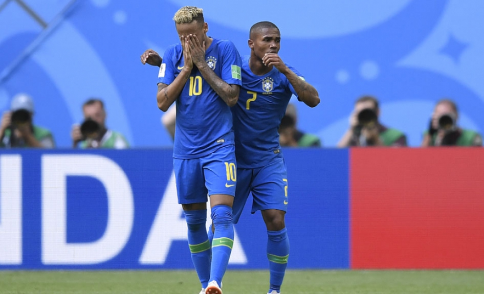 O craque foi criticado pelo excesso de quedas, mas fez o segundo gol do Brasil