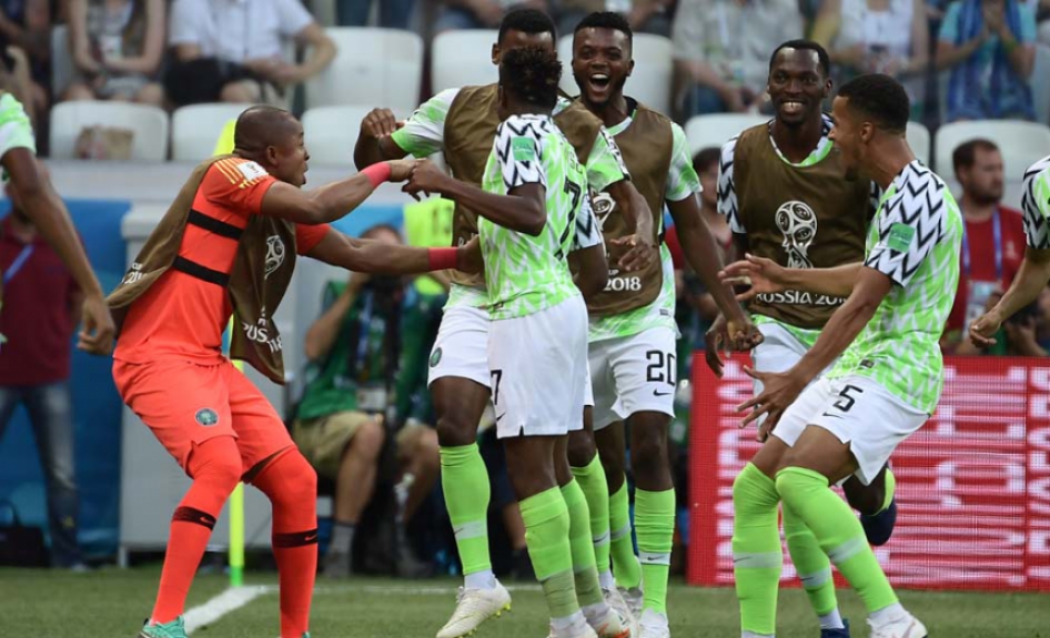 Olha a festa dos nigerianos dentro de campo