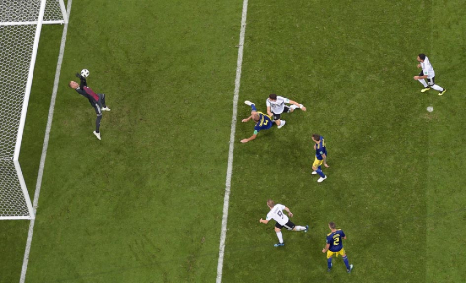 Olha o goleiro da Suécia fazendo milagre na cabeçada do Mario Gomez