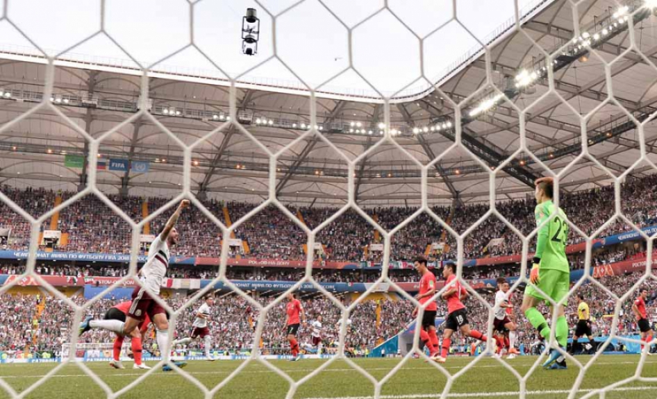 O momento em que Carlos VBela sai para comemorar o primeiro gol mexicano, marcado por ele, em cobrança de pênalti