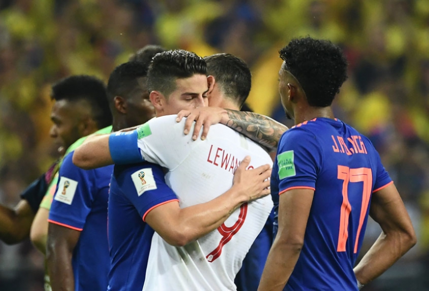 Encontro de craques: companheiros de Bayern de Munique, James e Lewandowski se abraçam