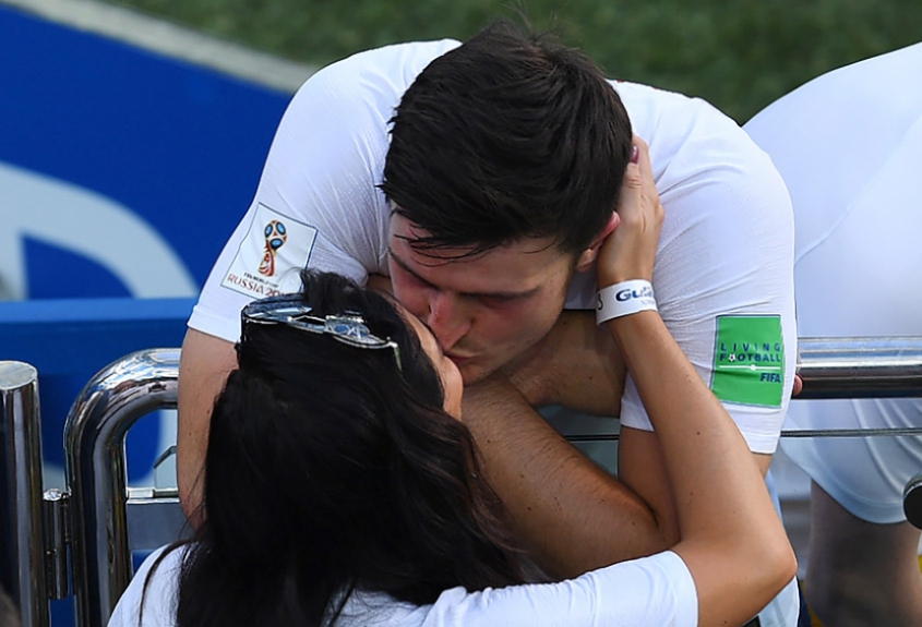 Uma pausa para o amor: O zagueiro Harry Maguire beija a namorada após a goleada