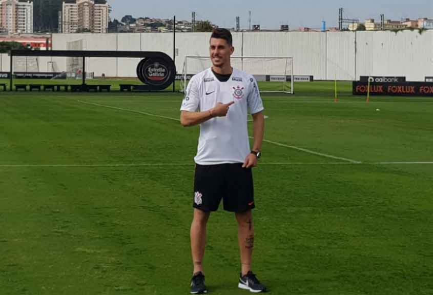 Lateral Danilo Avelar, novo reforço