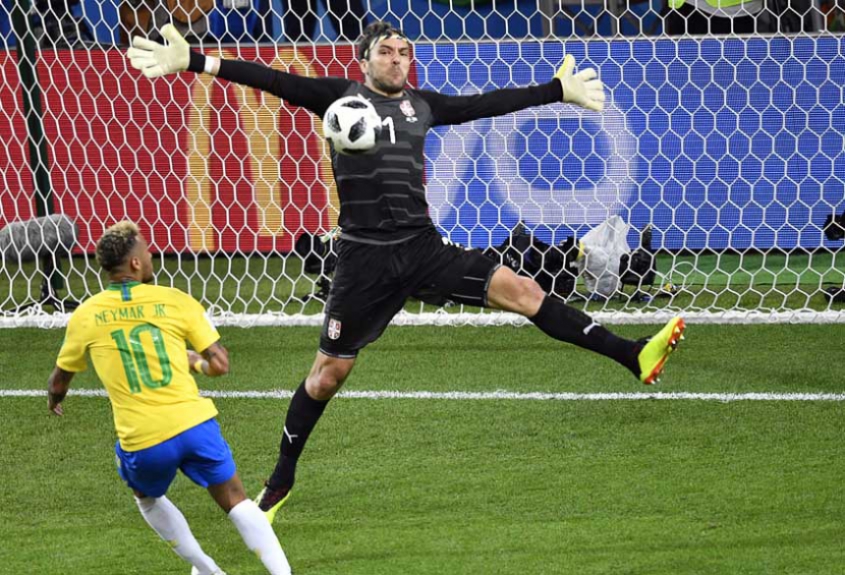 O goleiro sérvio evita o gol de chapéu de Neymar