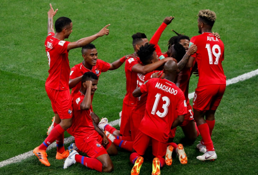 Os panamenhos comemoram o segundo gol na história dos Mundiais