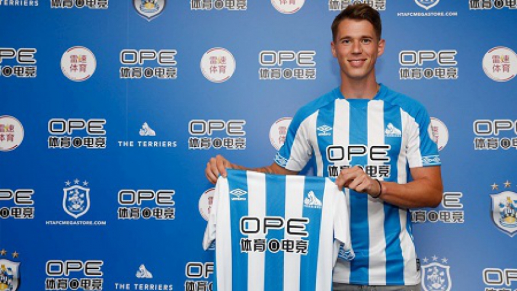 O lateral Erik Durm deixou o Borussia Dortmund e foi apresentado no Huddersfield Town