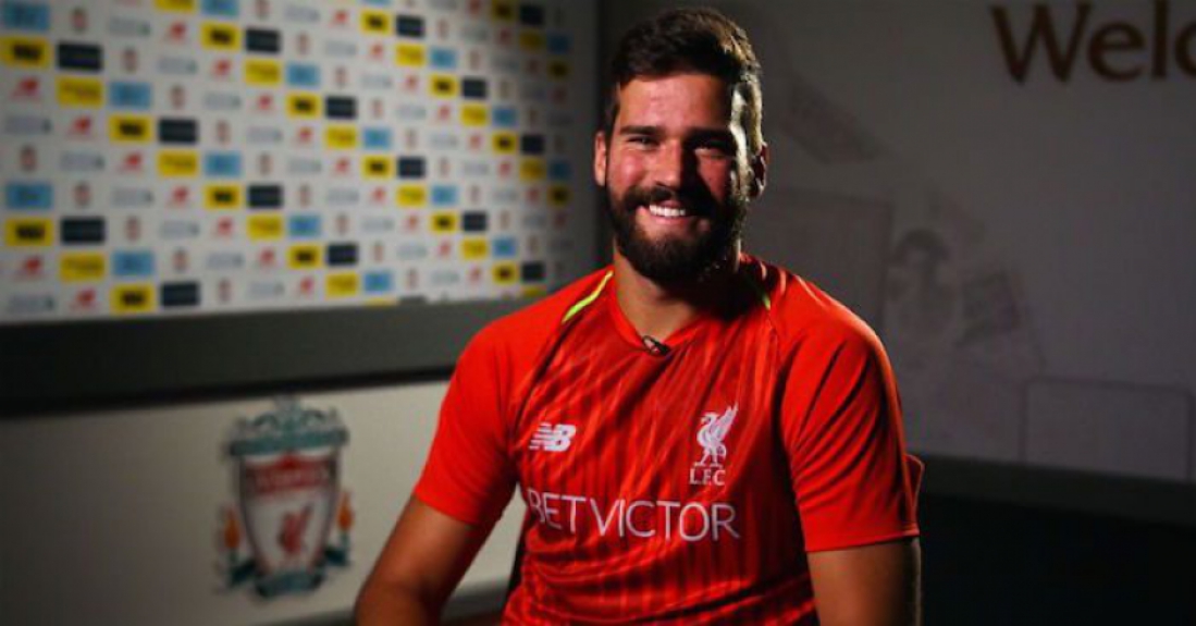 O goleiro Alisson será o titular do Liverpool na temporada 2018/2019. Contratado por 72 milhões de euros (R$ 323,3 milhões) da Roma, o brasileiro se tornou o goleiro mais caro da história do futebol