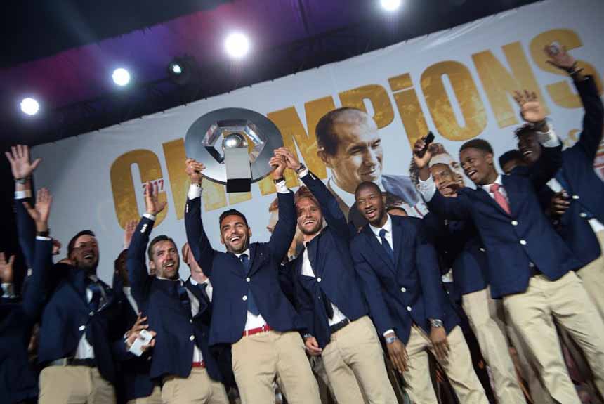 Jogadores do Monaco celebram a conquista do clube na temporada 2016/2017, que interrompeu a sequência do PSG