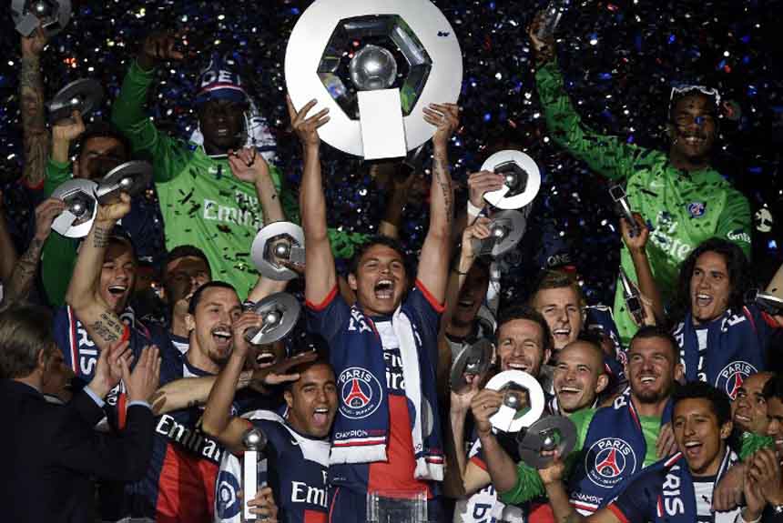 Thiago Silva levanta a taça do bicampeonato do PSG na França. A conquista veio na temporada 2013/2014