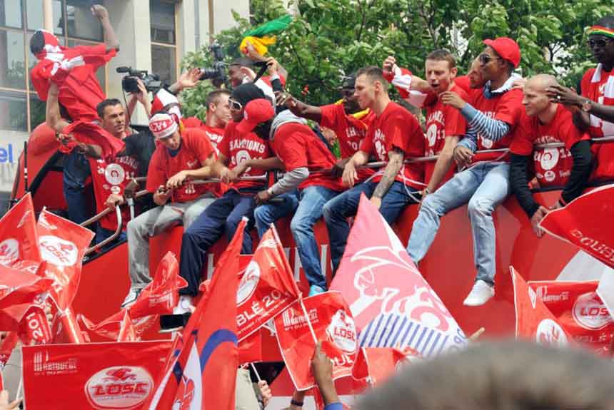 Jogadores do Lille celebram o título francês da temporada 2010/2011. Foi o terceiro do clube na competição