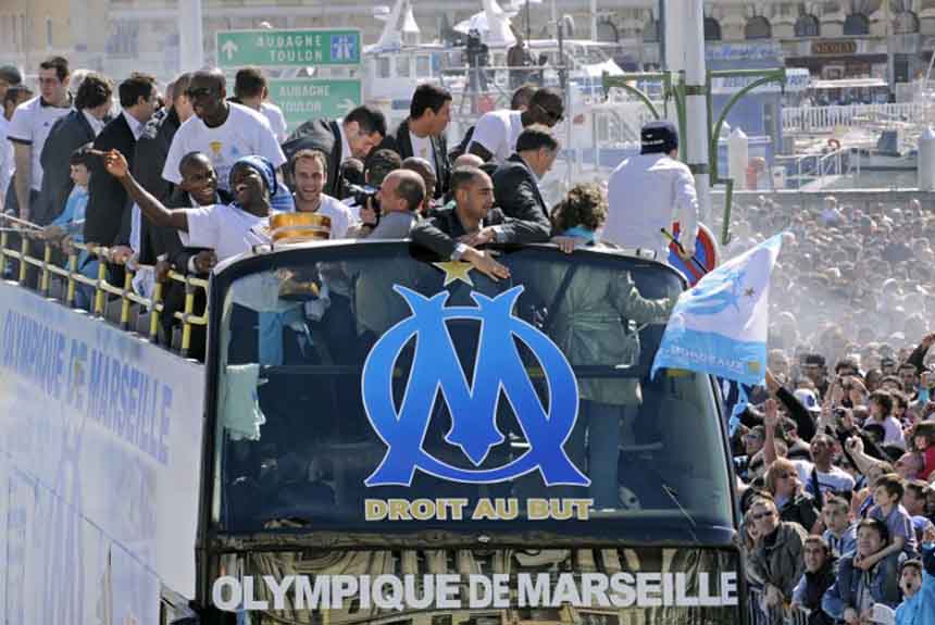 A torcida festeja com o elenco do Olympique de Marselha o título francês da temporada 2009/2010