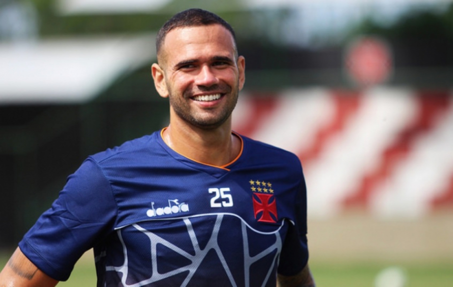 Na manhã desta quinta-feira, o Vasco inscreveu o zagueiro Leandro Castan no Campeonato Brasileiro e nome do reforço mais badalado já apareceu no BID da CBF. Com isso, o clube já pode utilizar o defensor contra o Palmeiras no próximo domingo.