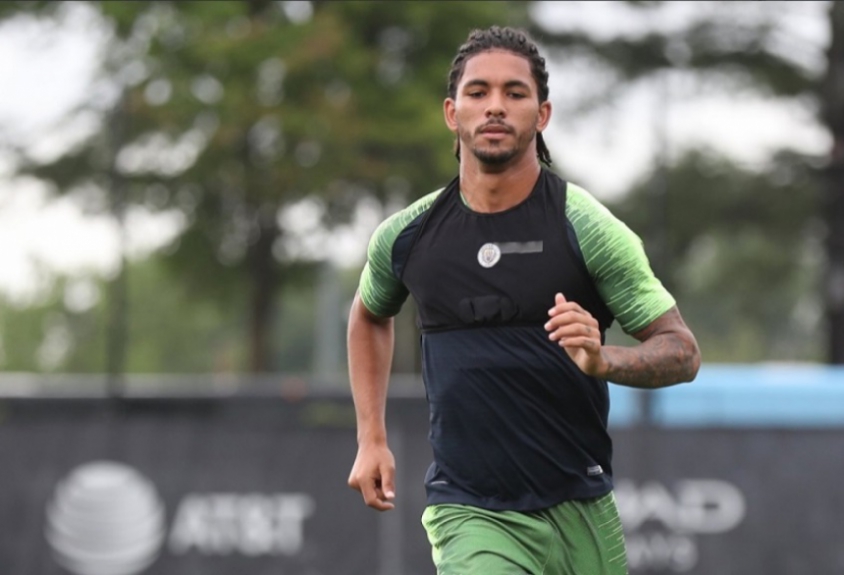 Pep Guardiola tinha o interesse de testar o volante Douglas no Manchester City, porém, a Federação Inglesa negou o visto de trabalho do jogador, nesta quinta-feira e o volante brasileiro deve continuar sendo emprestado.