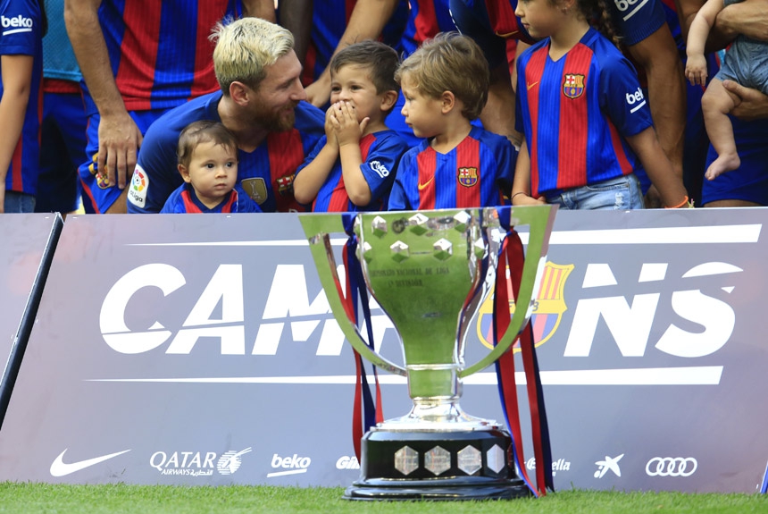 O camisa 10 também tem uma larga galeria de títulos do Campeonato Espanhol. Foram nove no total. Na foto, durante a celebração da temporada 2015/2016