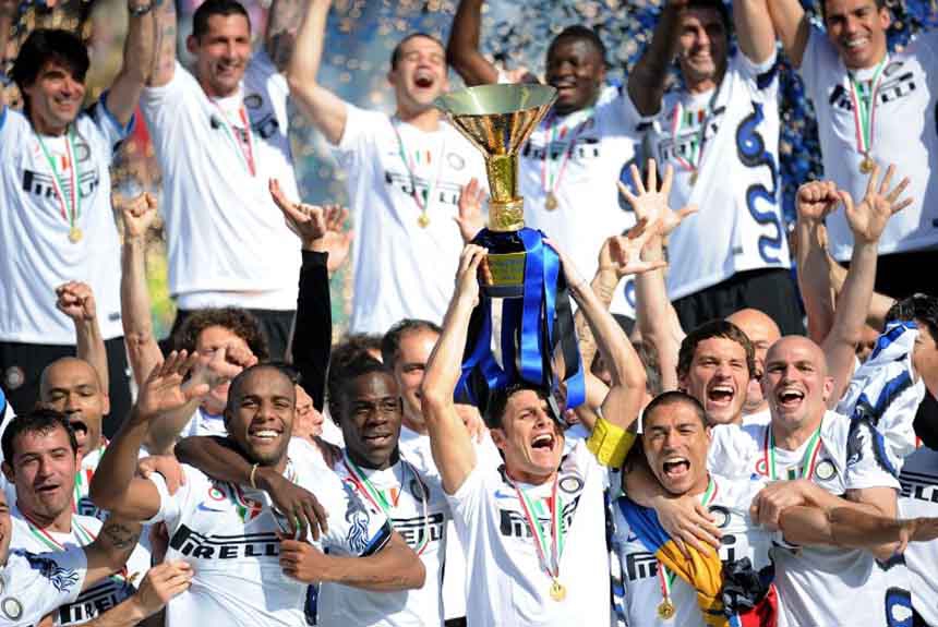O argentino Javier Zanetti comemora o pentacampeonato da Inter de Milão durante a temporada 2009/2010