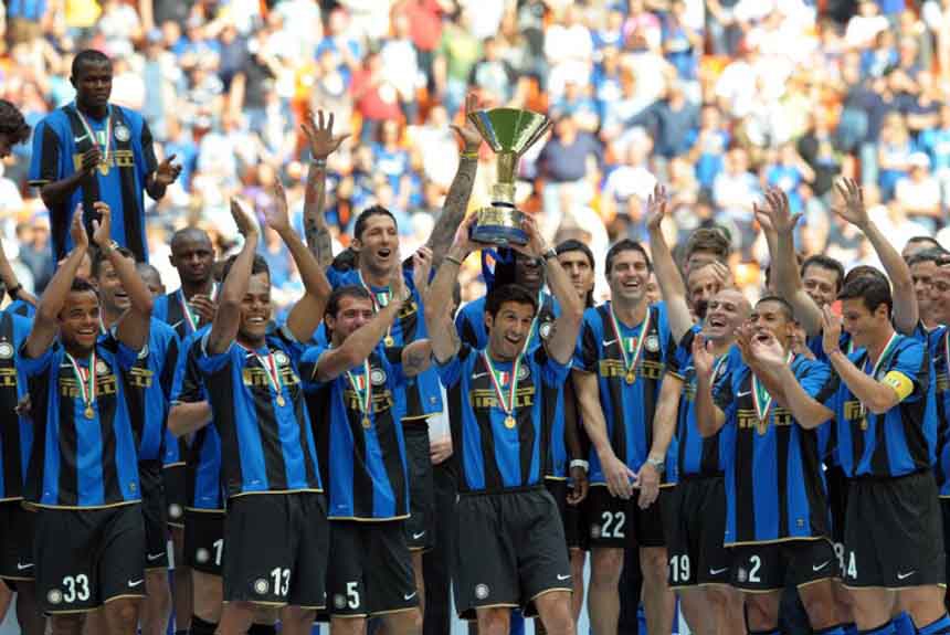Figo levanta o tetracampeonato da Inter durante a temporada 2008/2009 do Campeonato Italiano