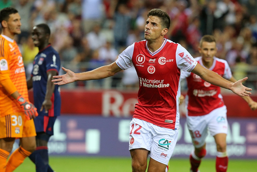 Pablo Chavarria comemora o gol que deu a vitória do Reims sobre o Lyon na segunda rodada do Campeonato Francês