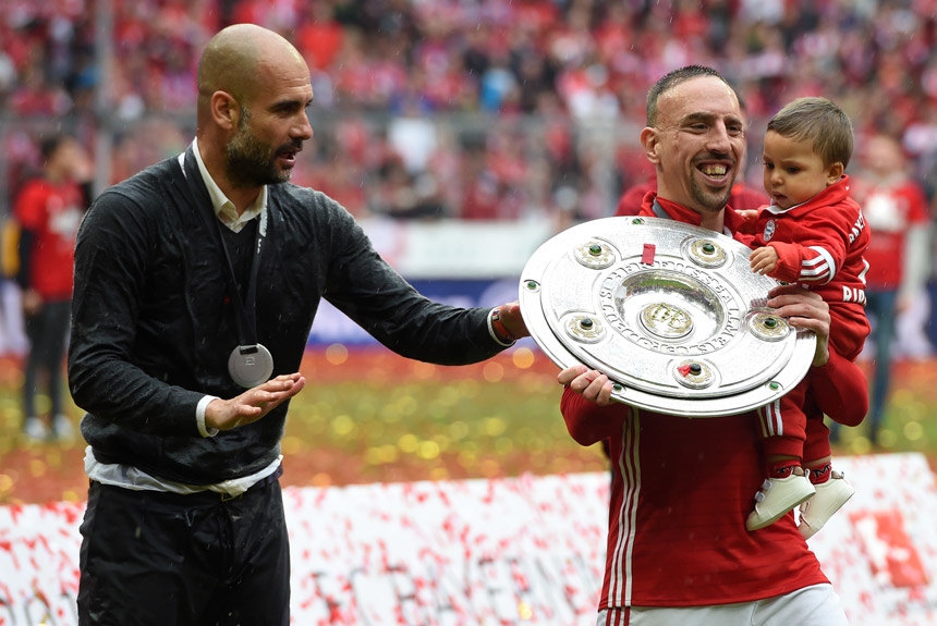 Ribéry comemora com o filho o tetracampeonato alemão na temporada 2015/2016. Foi o último sob o comando to técnico Pep Guardiola