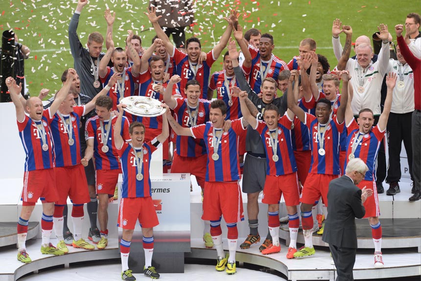 Sob a batuta de Philipp Lahm, os bávaros comemoram o bicampeonato da Bundesliga na temporada 2013/2014