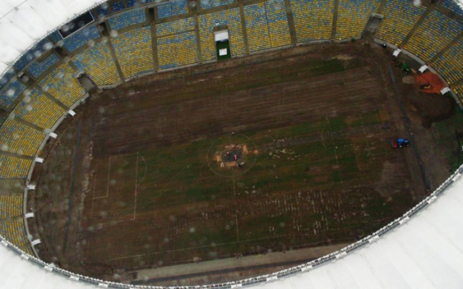 Troca do gramado do Maracanã