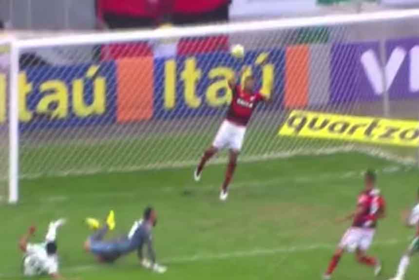 Flamengo x Palmeiras (2016) - Cesar Martins colocando a mão dentro da área