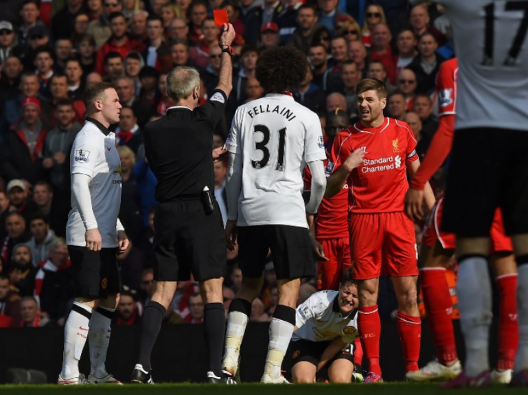 Gerrard (Liverpool) em 37 segundos x Manchester United - entrada em Ander Herrera
