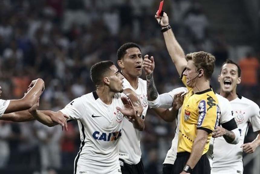 Expulsão equivocada de Gabriel em vez de Maycon em Corinthians x Palmeiras (2017)