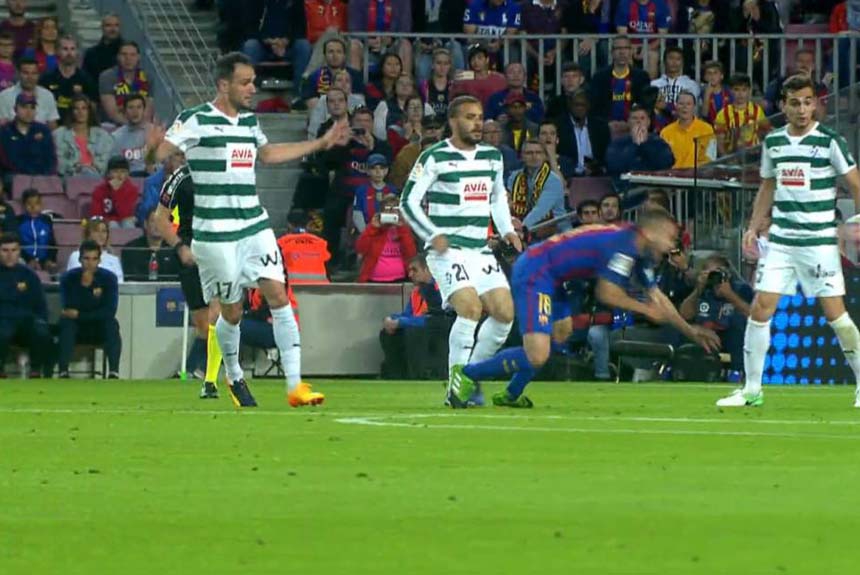 Barcelona x Eibar - 2017: Penalti inexistente em Alba