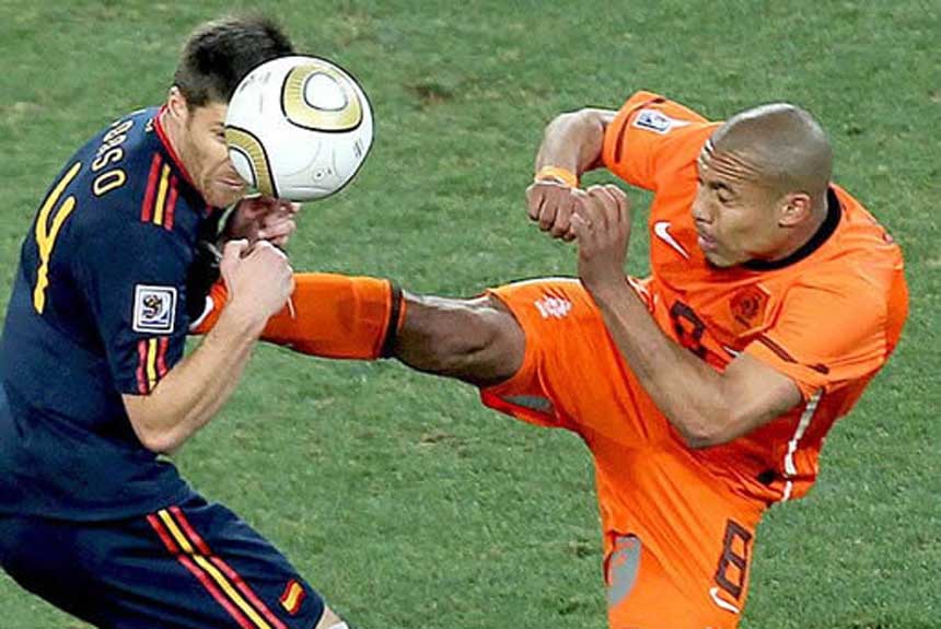Espanha x Holanda (Final da Copa do Mundo de 2010) - cartão amarelo para Nigel De Jong, entrada criminosa em cima do espanhol