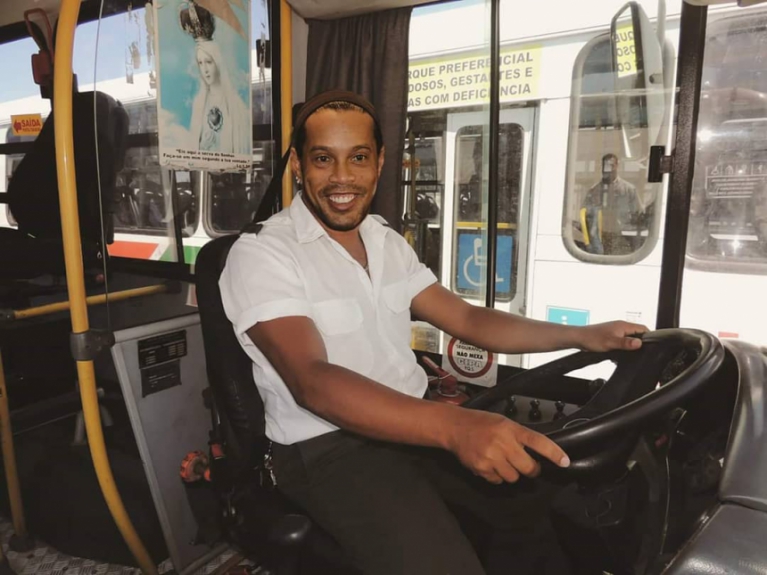 Ronaldinho Gaúcho em 'rolês aleatórios' vira febre nas redes sociais
