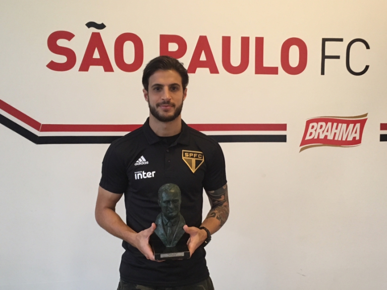 Hudson recebe o Troféu Osmar Santos