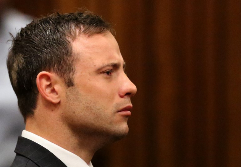 Então estrela do esporte paralímpico, o sul-africano Oscar Pistorius foi condenado a 13 anos de prisão por matar a tiros sua namorada, a modelo Reeva Steenkamp