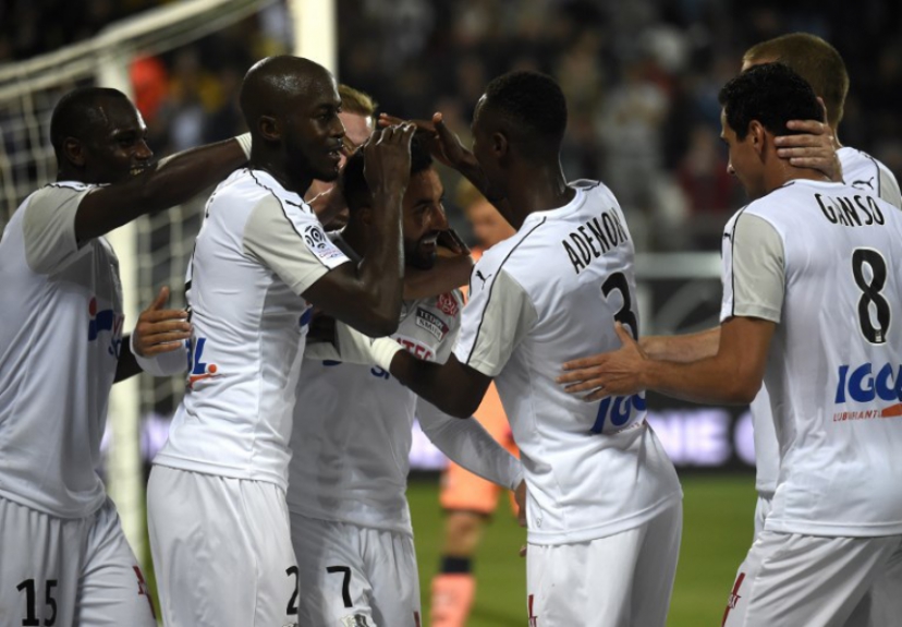 Paulo Henrique Ganso (de costas) deu passe para o gol que garantiu a vitória do Amiens. O clube deixou a zona de rebaixamento do Campeonato Francês