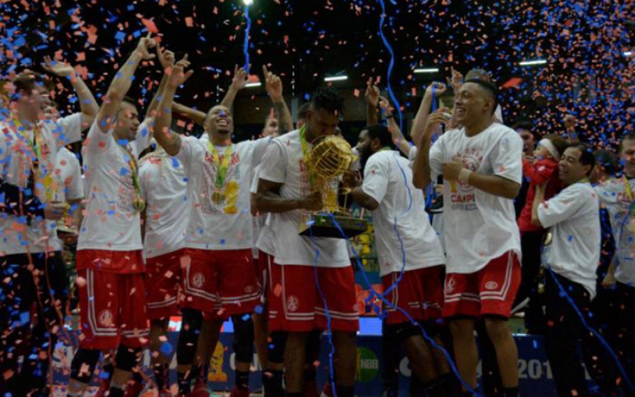 Paulistano comemorando o título do último NBB