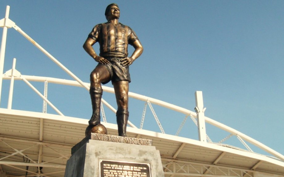 Estátua do Nilton Santos no Nilton Santos