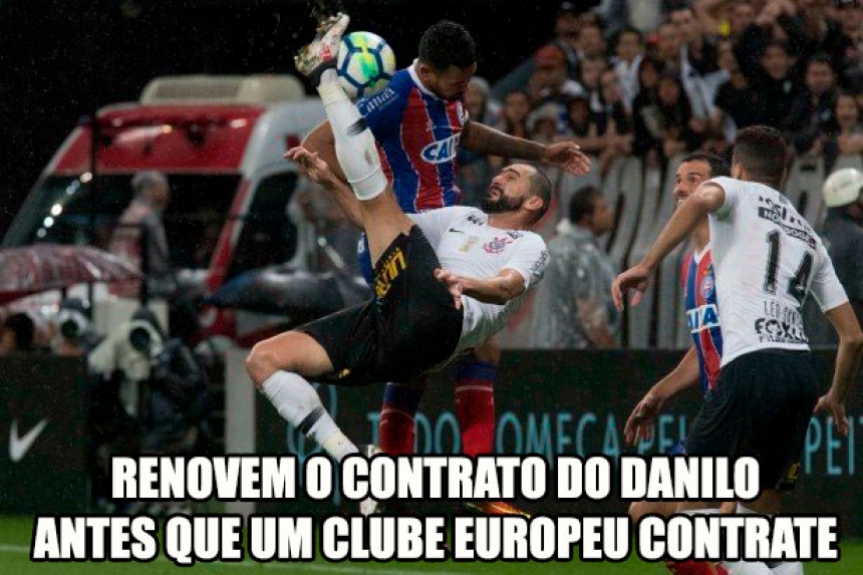 Torcedores do Corinthians brincam com gols decisivos de Danilo