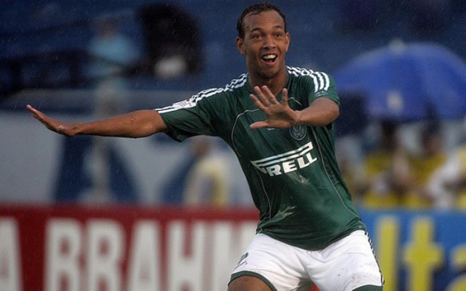 Carlos Adriano de Jesus Soares, o Alemão, do Palmeiras, morreu em um acidente de carro, na madrugada de setembro de 2015, em Nova Iguaçu. O atacante do Palmeiras, de 23 anos, dirigia seu carro pela Via Light, quando perdeu o controle e bateu em uma árvore
