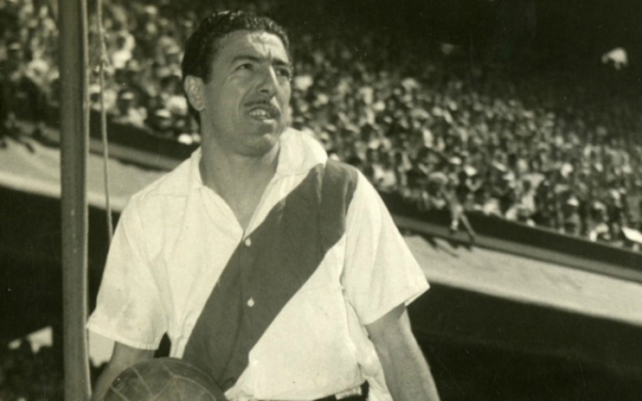Jogador com mais gols no confronto: Ángel Labruna, que defendeu as cores do River Plate entre 1939 a 1959, com 16 gols em 35 partidas disputadas