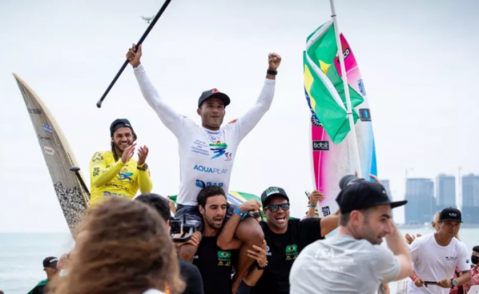 Luiz Diniz conquistou o bicampeonato no último domingo e teve grande comemoração na saída da água