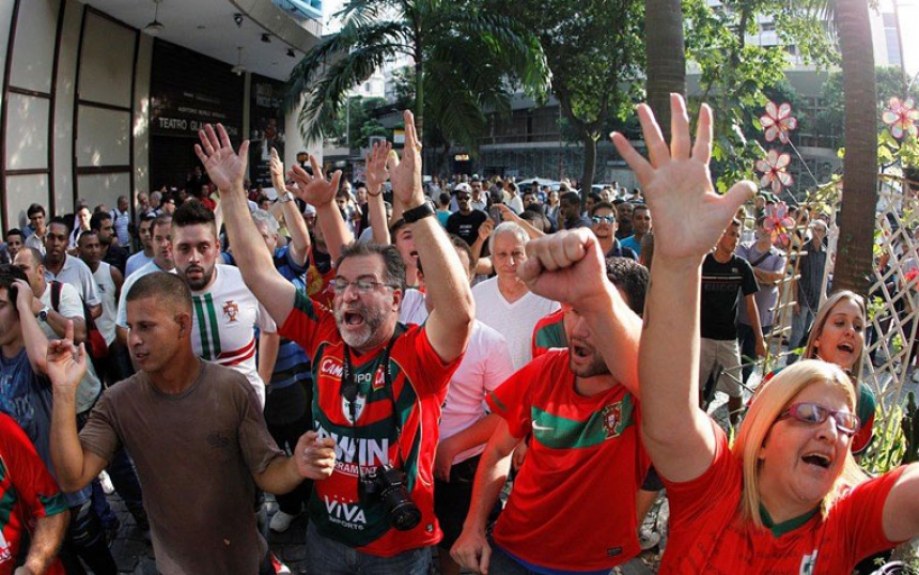 Cenas nos arredores dos bastidores do julgamento
