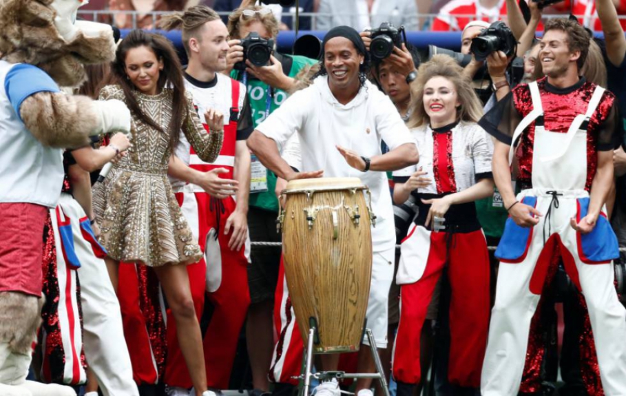 Ronaldinho Gaúcho fez sucesso em mais um rolê aleatório, dessa vez na Cerimônia de Encerramento da Copa do Mundo