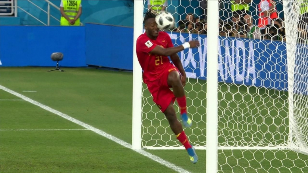 Batshuayi pagou mico ao chutar a bola na trave e ela retornar no próprio rosto